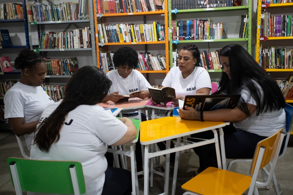 Brazilian inmates find relief and reduce sentences through reading - AP News