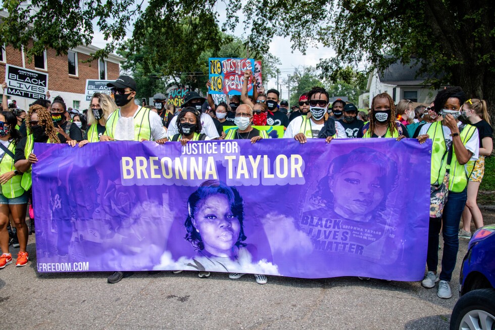 Feds move to dismiss charges against officers accused of falsifying warrant in Breonna Taylor raid - AP News