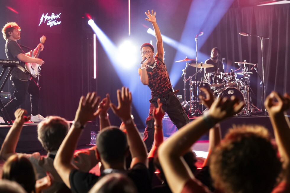 Lawyers for singer D4vd say he didn’t kill 14-year-old girl after his arrest - AP News