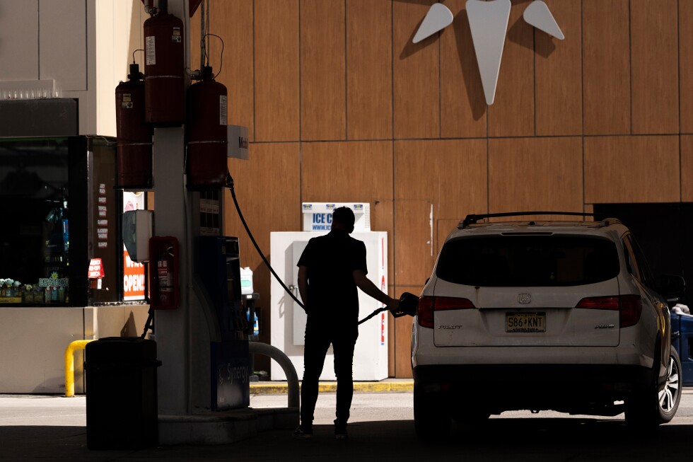 Cracks emerged in a resilient US economy before war in Iran sent oil prices rocketing - AP News