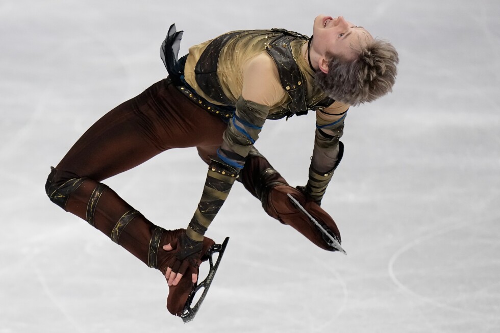 Malinin rebounds from Olympics at the worlds with a personal-best short program - AP News
