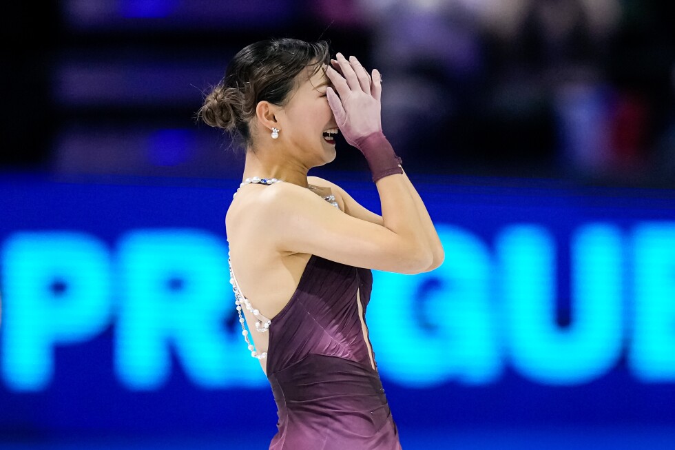 Kaori Sakamoto signs off with a 4th world figure skating title before retirement - AP News