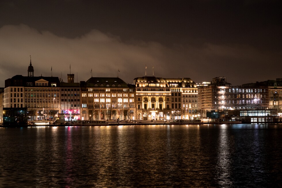 Wolf bites woman in a shopping area in Germany’s 2nd-biggest city - AP News