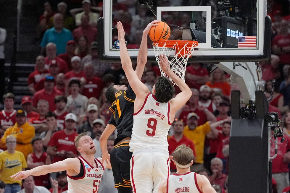 Nebraska's Fred Hoiberg takes blame for having 4 players on floor, leading to critical Iowa bucket - AP News