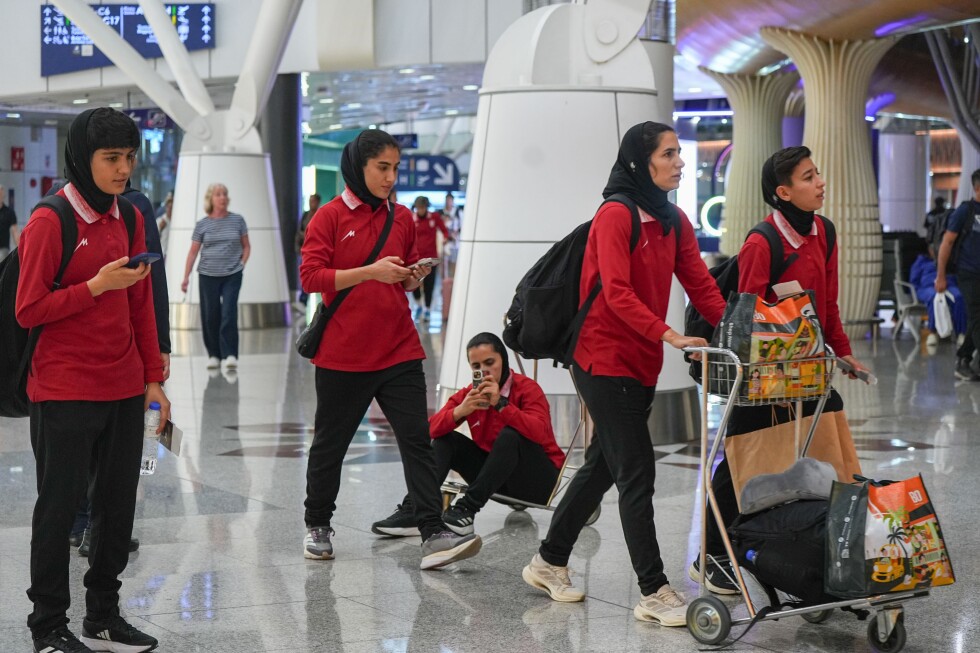 Iranian women’s team leaves Malaysia for Oman after asylum reversal - AP News