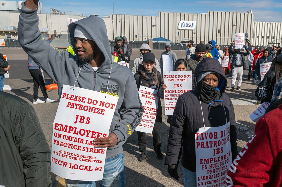 Workers plan to halt strike at major US meatpacking plant and resume negotiations - AP News