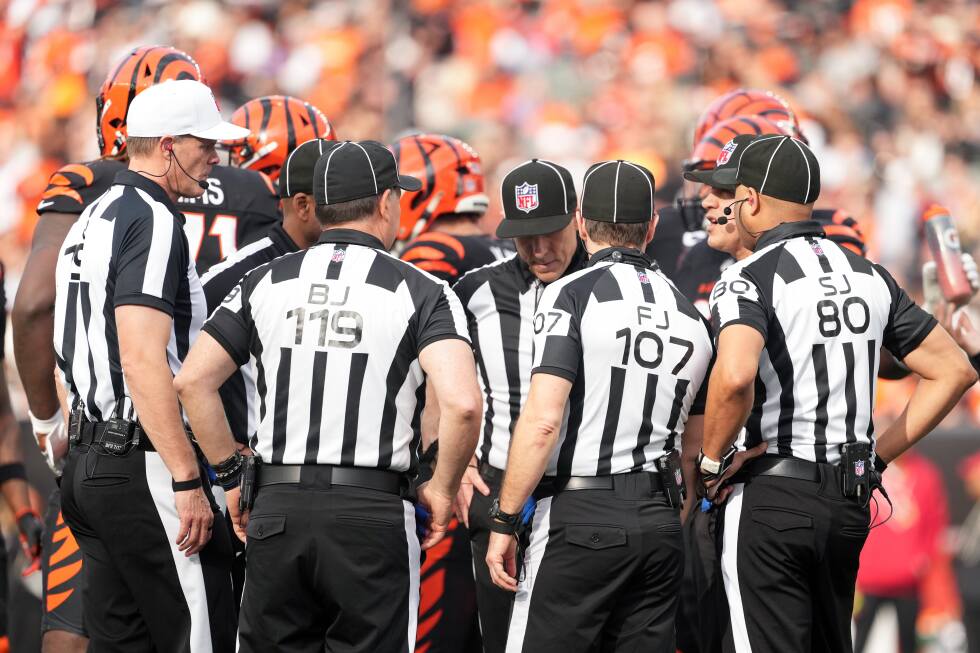 NFL set to begin hiring and training replacement officials, AP sources say - AP News
