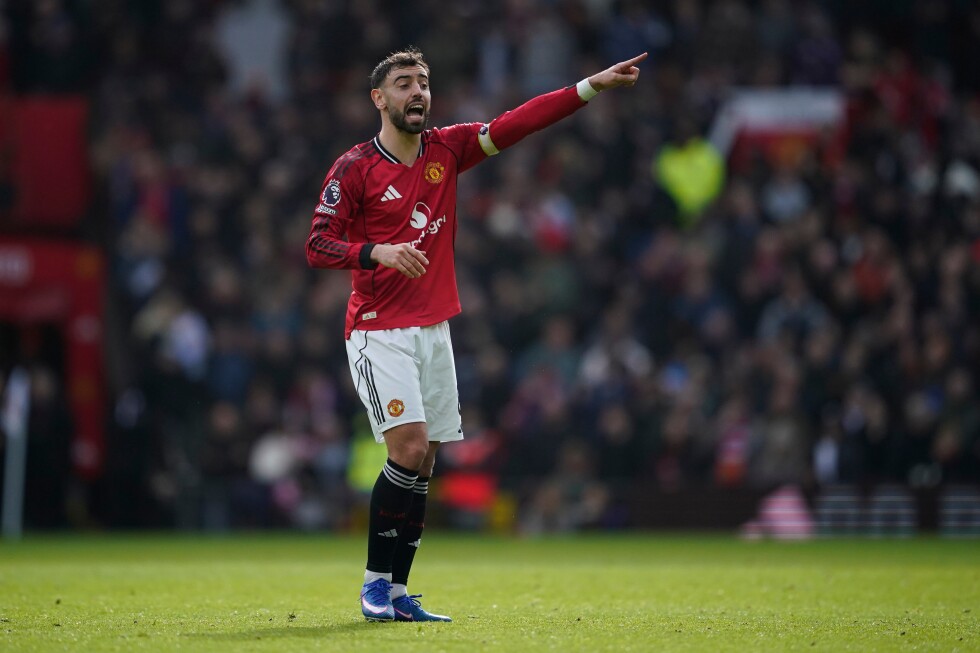 Bruno Fernandes nears assists record as Man United beats Aston Villa 3-1, Liverpool held by Spurs - AP News