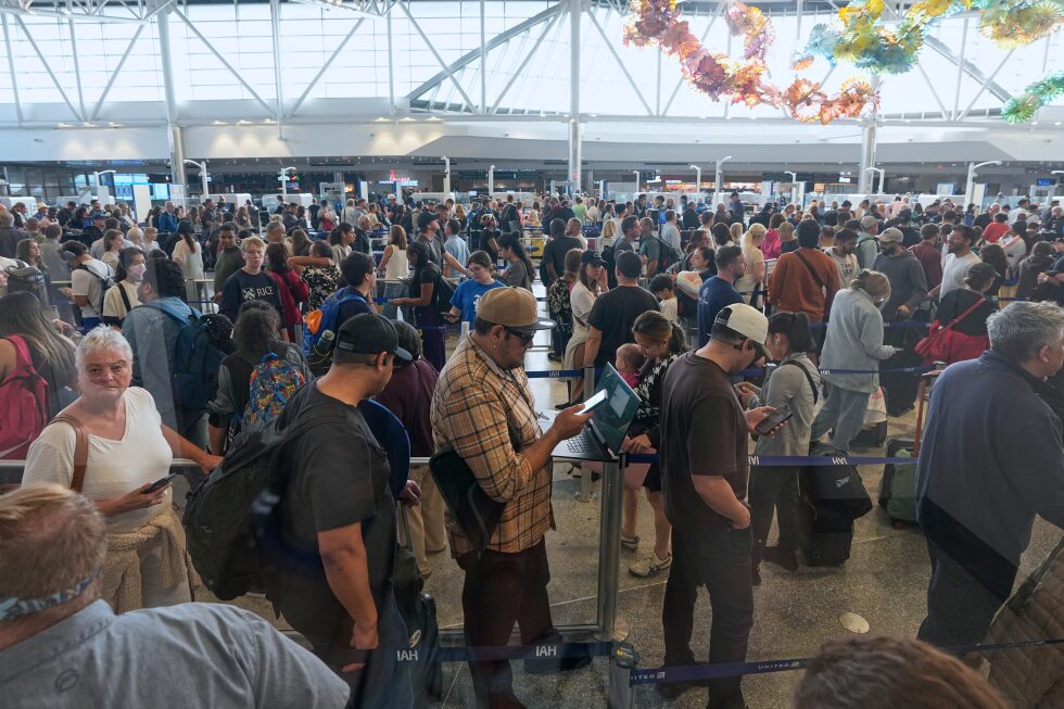 Houston airport has become a symbol for the shutdown’s impacts on air travel - AP News