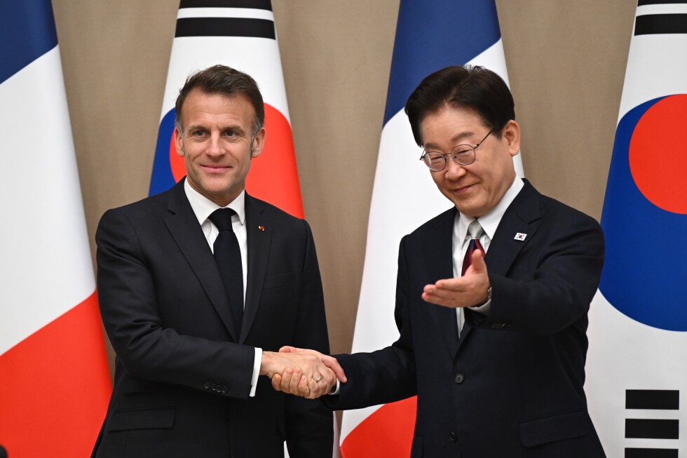French and South Korean leaders say they’ll work together on the Strait of Hormuz - AP News