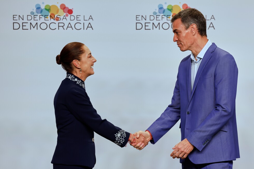 With a handshake, Spain and Mexico put diplomatic tussle over their colonial past behind them - AP News