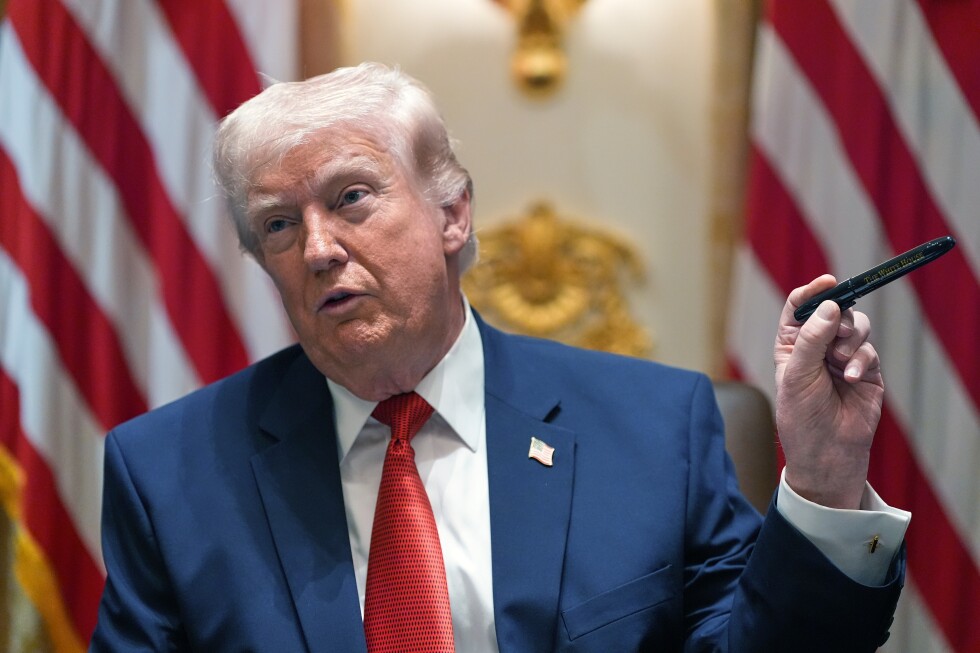 Trump interrupts a Cabinet meeting dealing with the Iran war and rising prices to talk Sharpies - AP News