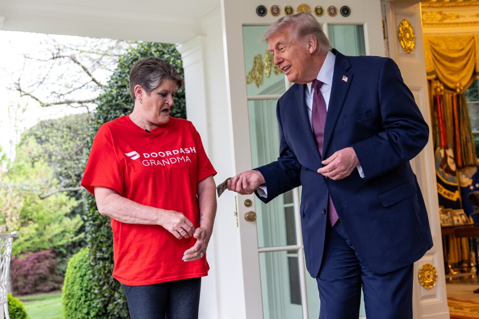 Trump tips DoorDash driver $100 for delivering McDonald’s to Oval Office - AP News