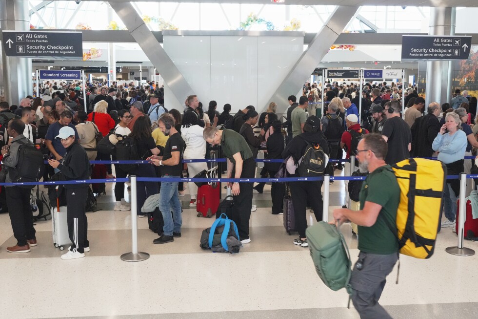 How to monitor airport security lines at US airports while TSA officers go without pay - AP News