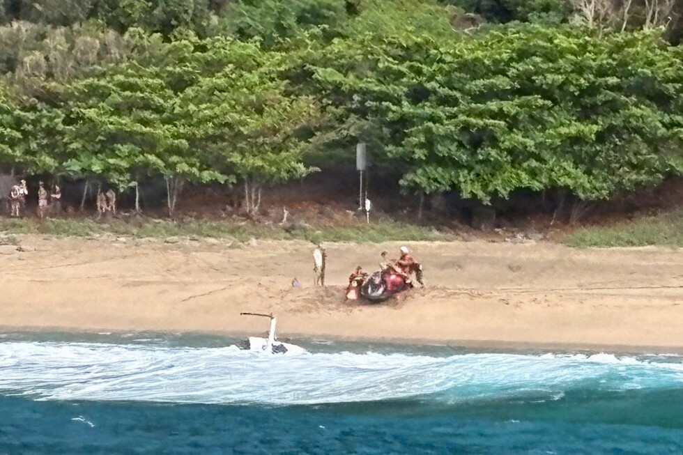 Pilot says Hawaii tour helicopter vibrated and spun before crash killed 3 - AP News