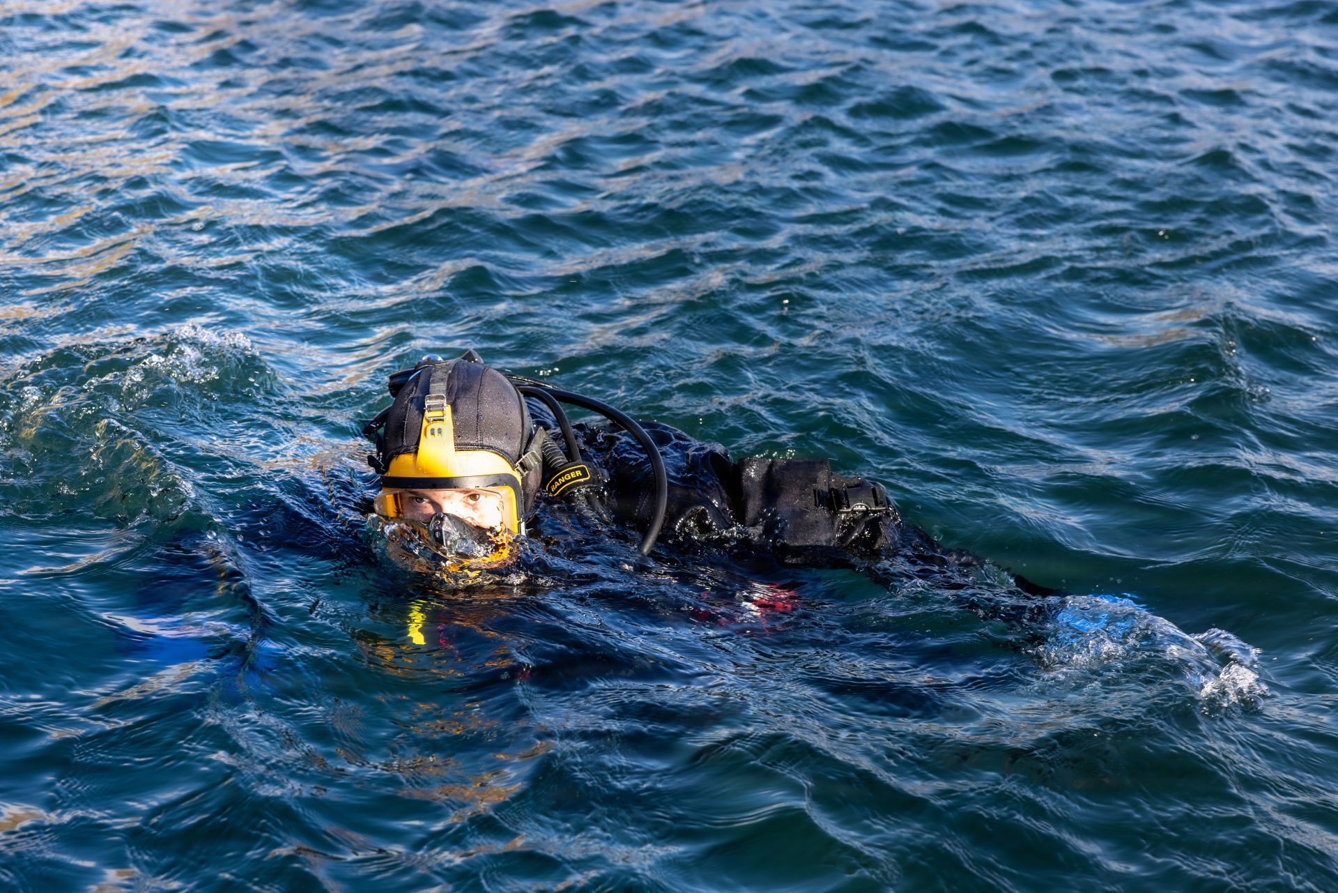 Marine EOD techs team with robots in frigid Alaskan waters