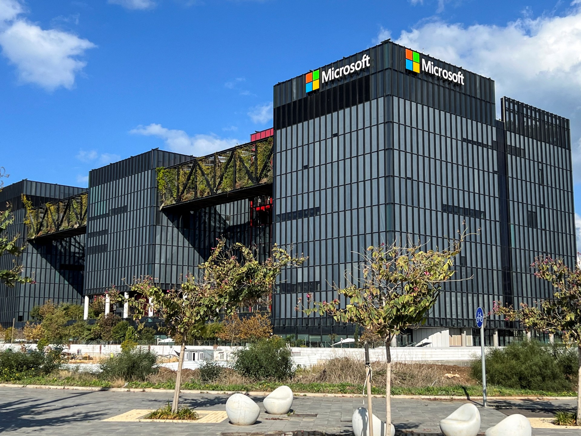 Iran declares US-Israeli economic, banking interests in region are targets