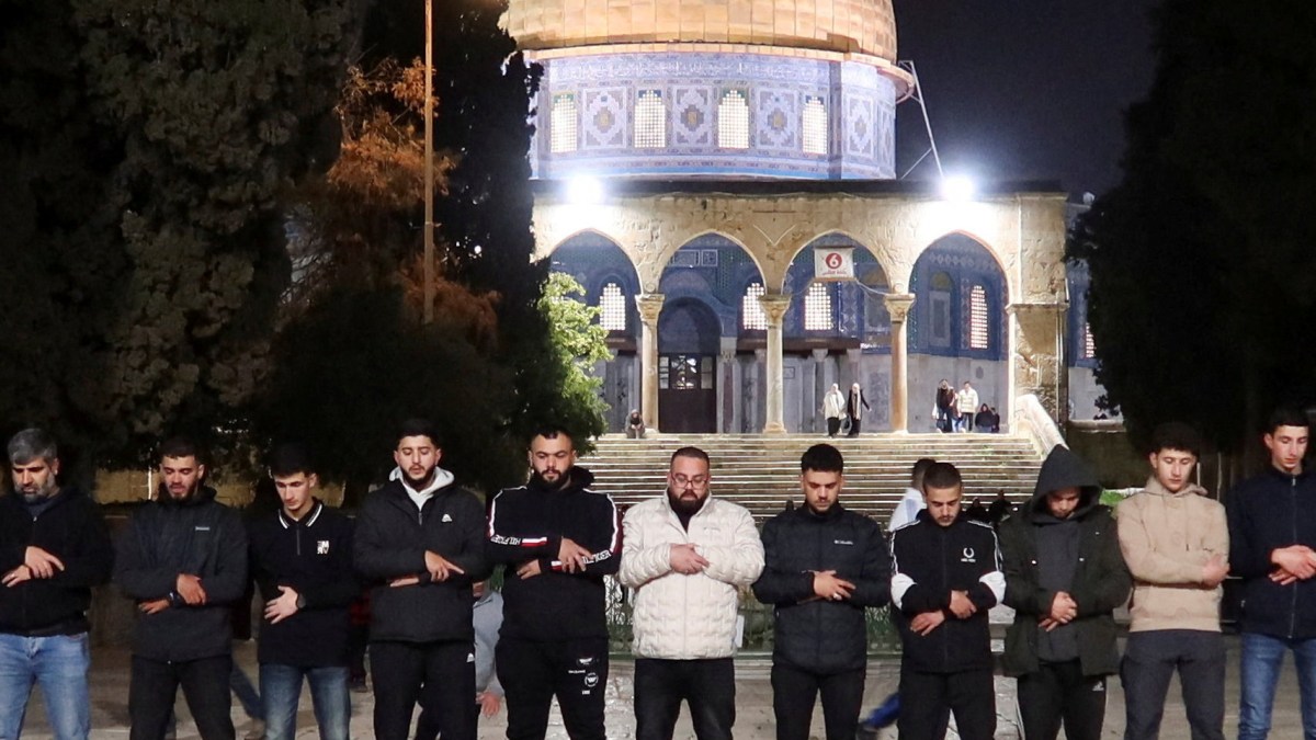 Thousands of Palestinians pray at Al-Aqsa Mosque after Israel’s 40-day ban