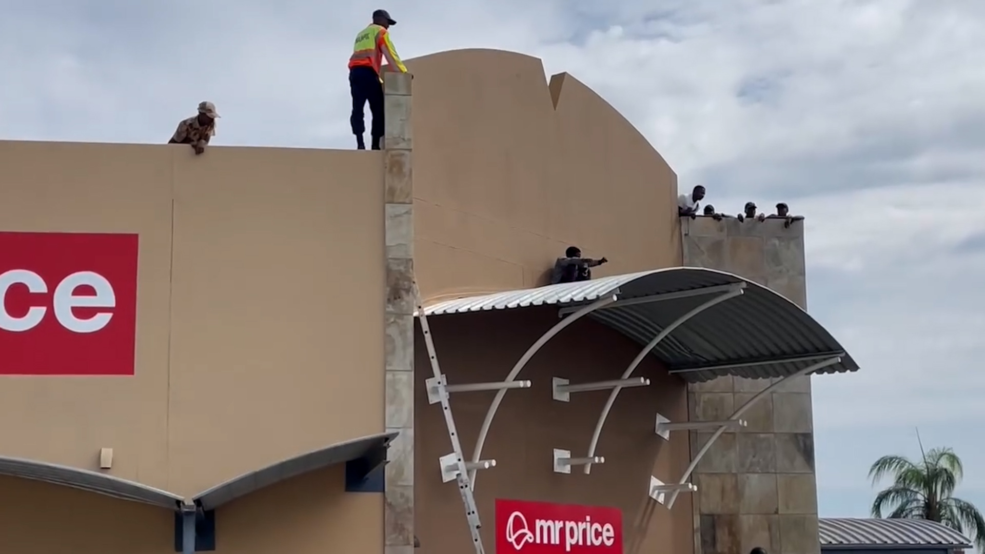Escaped prisoner hides on shopping centre roof in Namibia