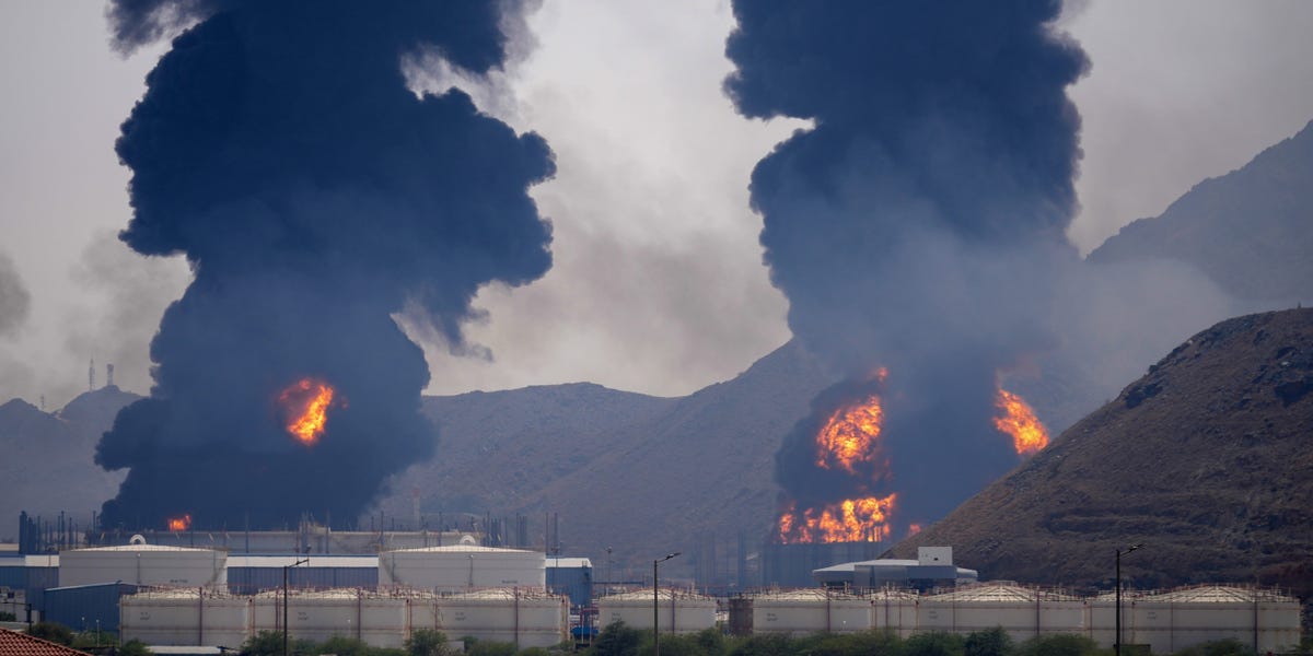 Photos show a major fire at a key UAE oil port, a day after the US struck a major Iranian depot - Business Insider