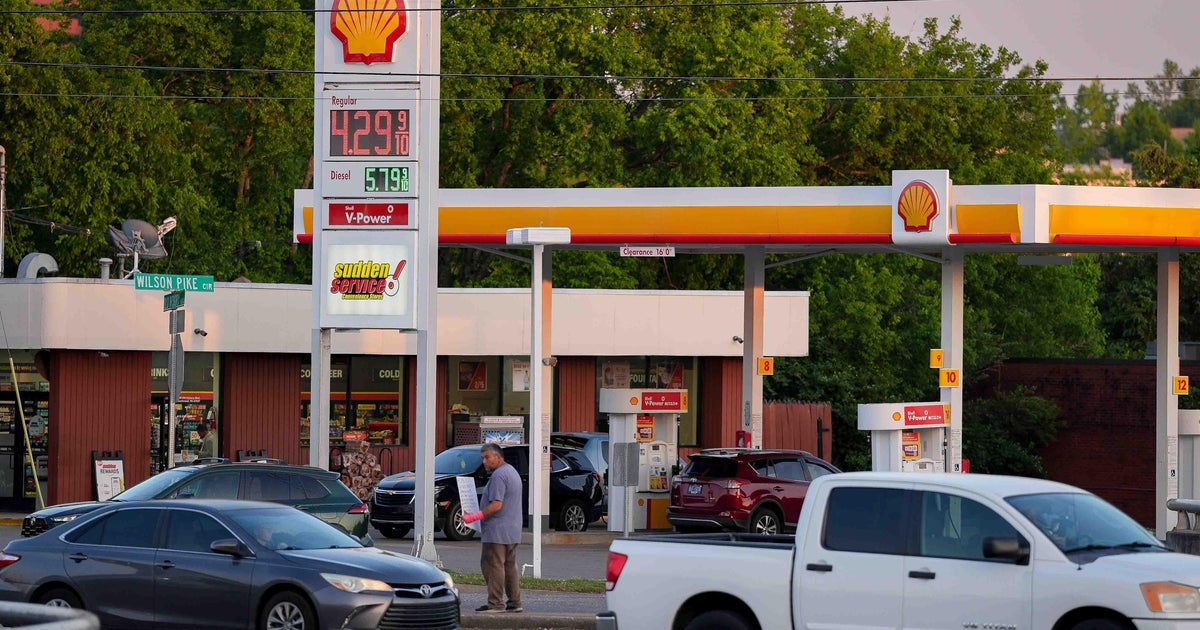 Will gas dip below $3 a gallon this year? Here's what experts think.