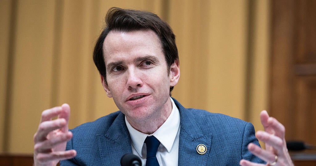 Rep. Kevin Kiley leaves GOP to become an independent, complicating Johnson's majority - CBS News