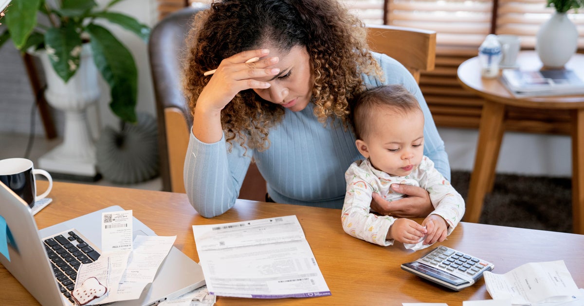 Record share of Americans carry credit card debt, can't pay off bills