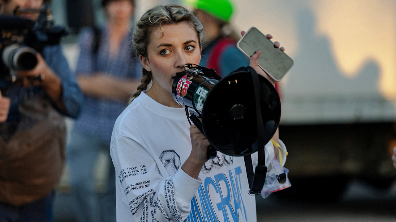 Establishment Democrats fend off far-left influencer in primary to succeed Rep Jan Schakowsky - Fox News