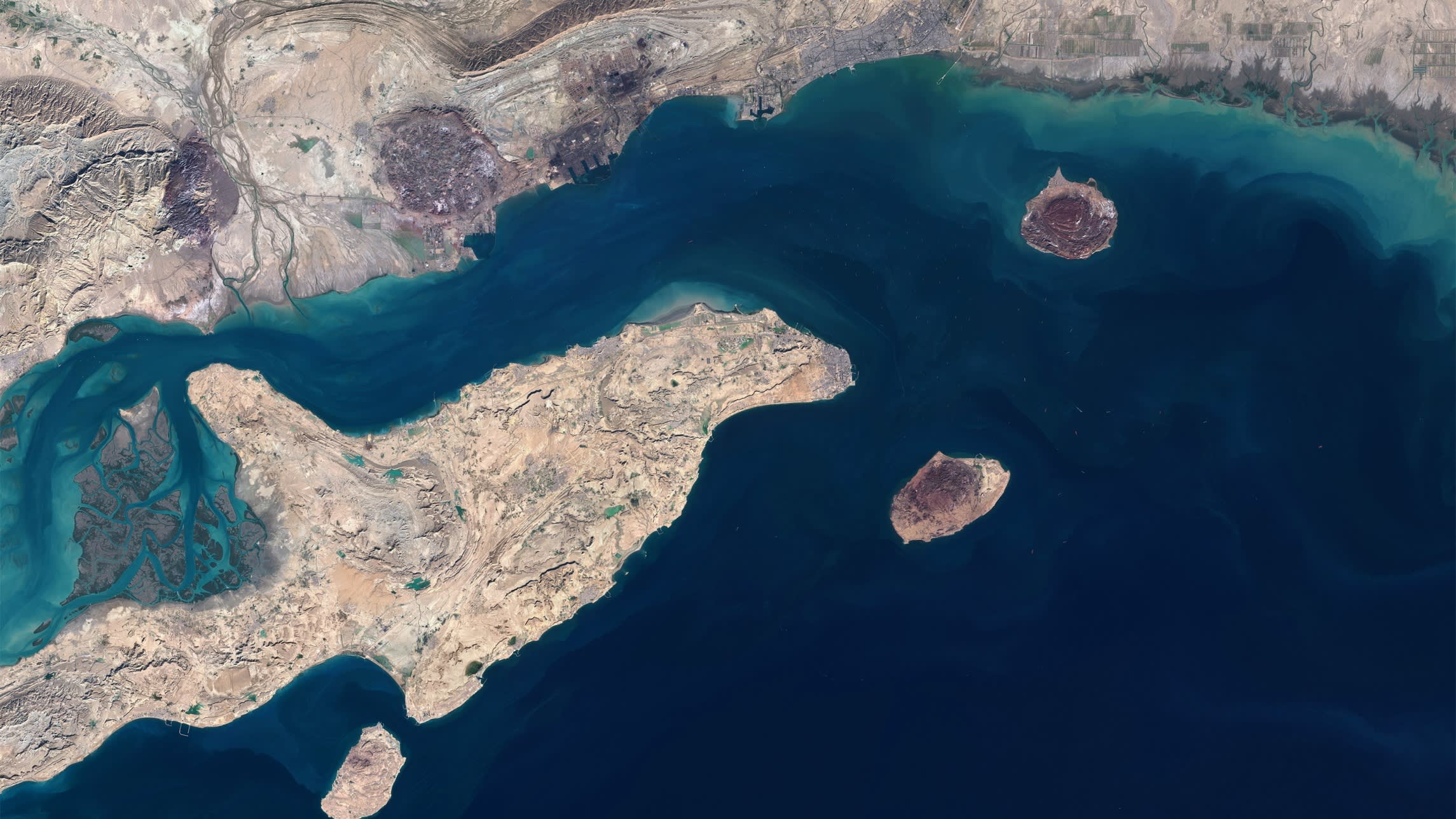 Iran allows handful of favoured ships through Strait of Hormuz - Financial Times