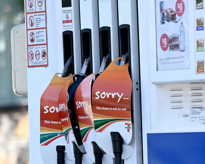 Small petrol stations urge Albanese government to crack down on fuel wholesalers as operators run dry