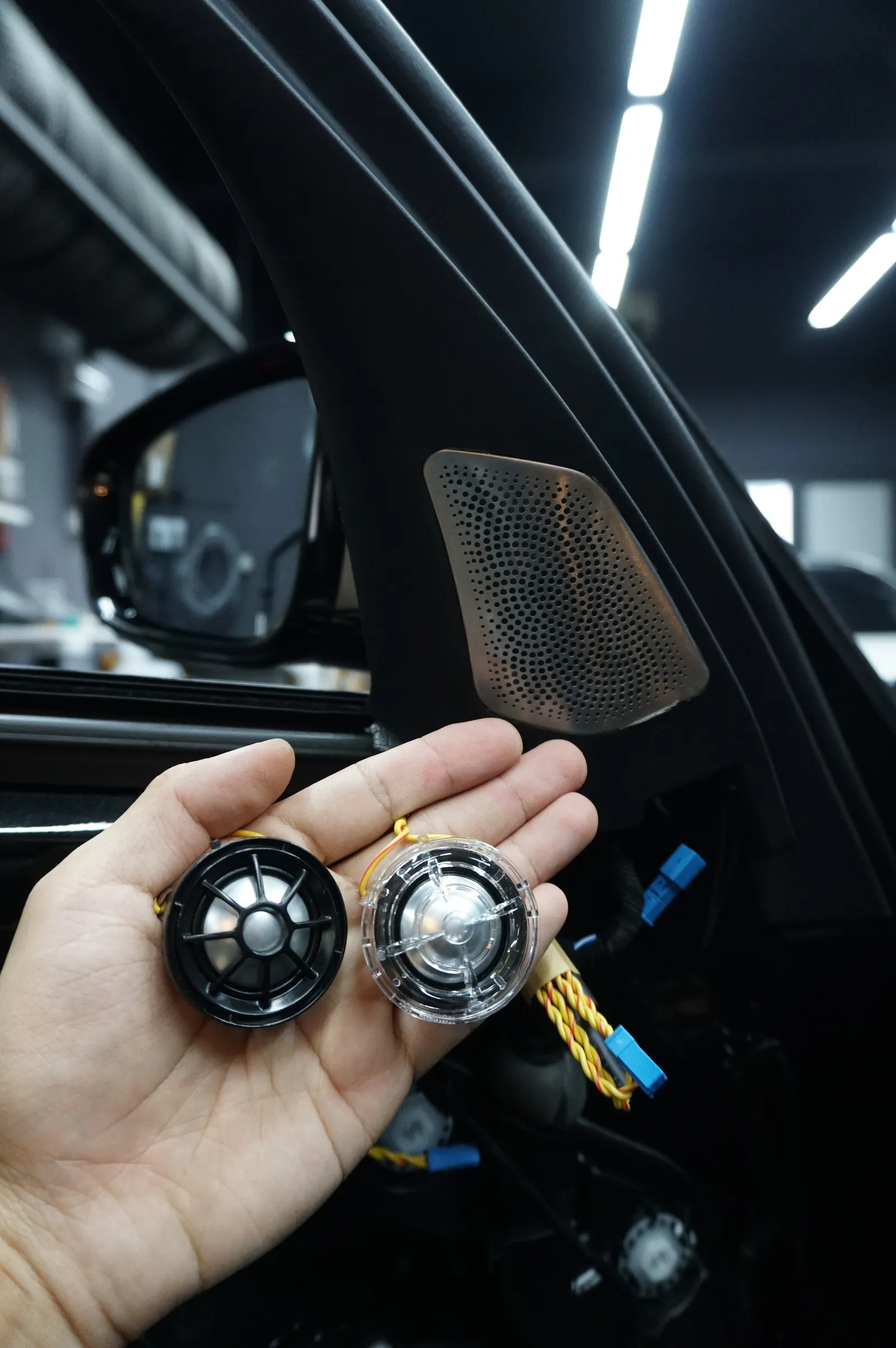 B&W Speakers with Interior Ambient Lighting (G20 H/K - M340i) 4