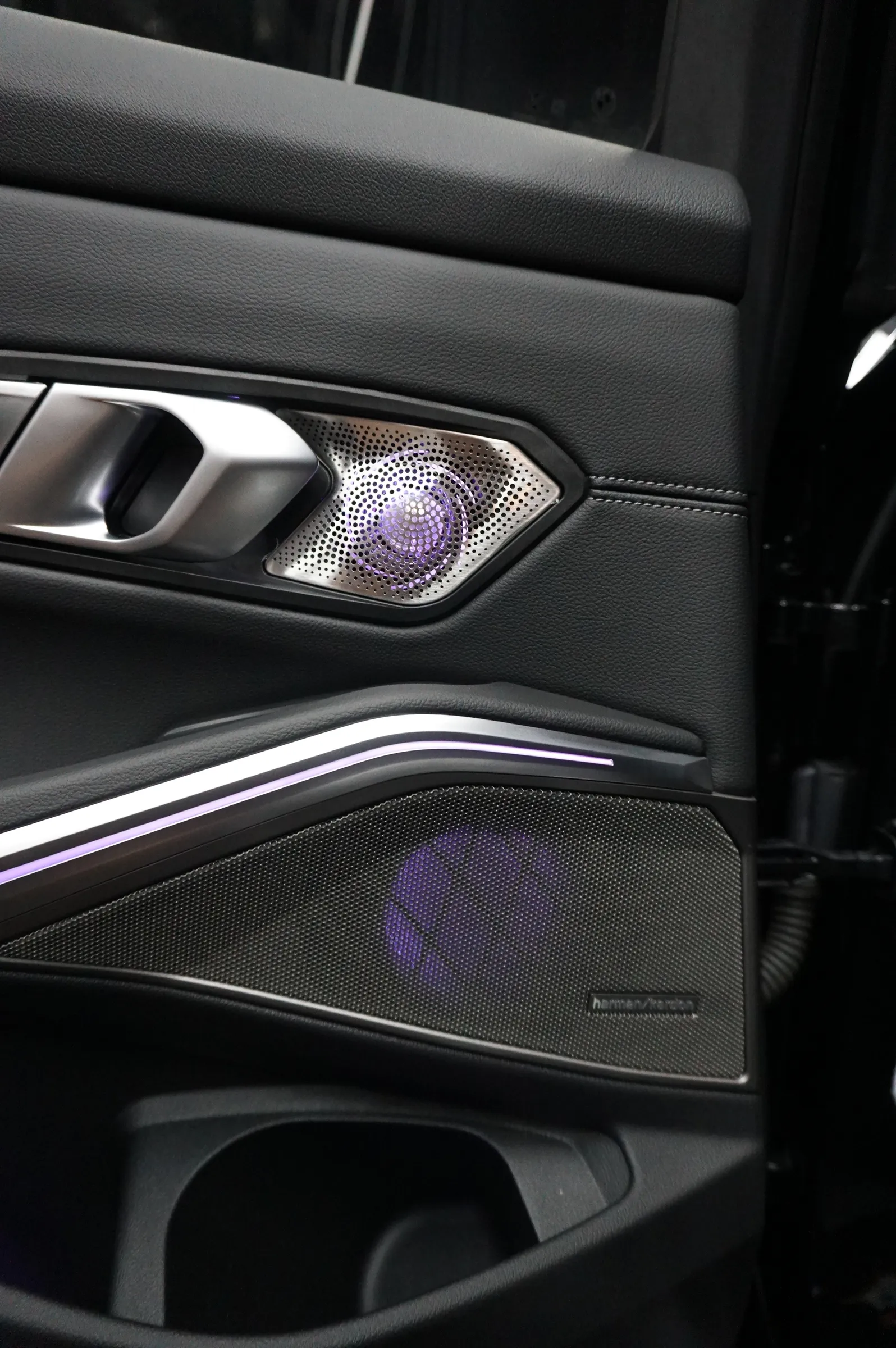 B&W Speakers with Interior Ambient Lighting (G20 H/K - M340i) 5
