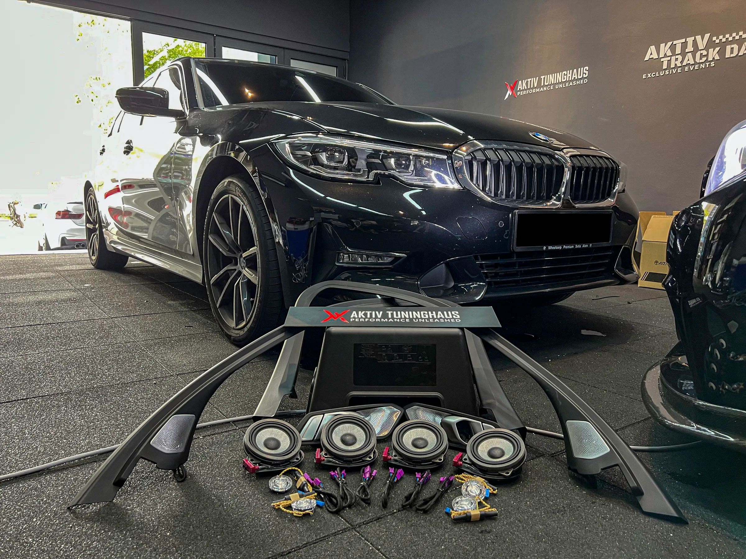 B&W Speakers with Interior Ambient Lighting (G20 Stereo - 320i)