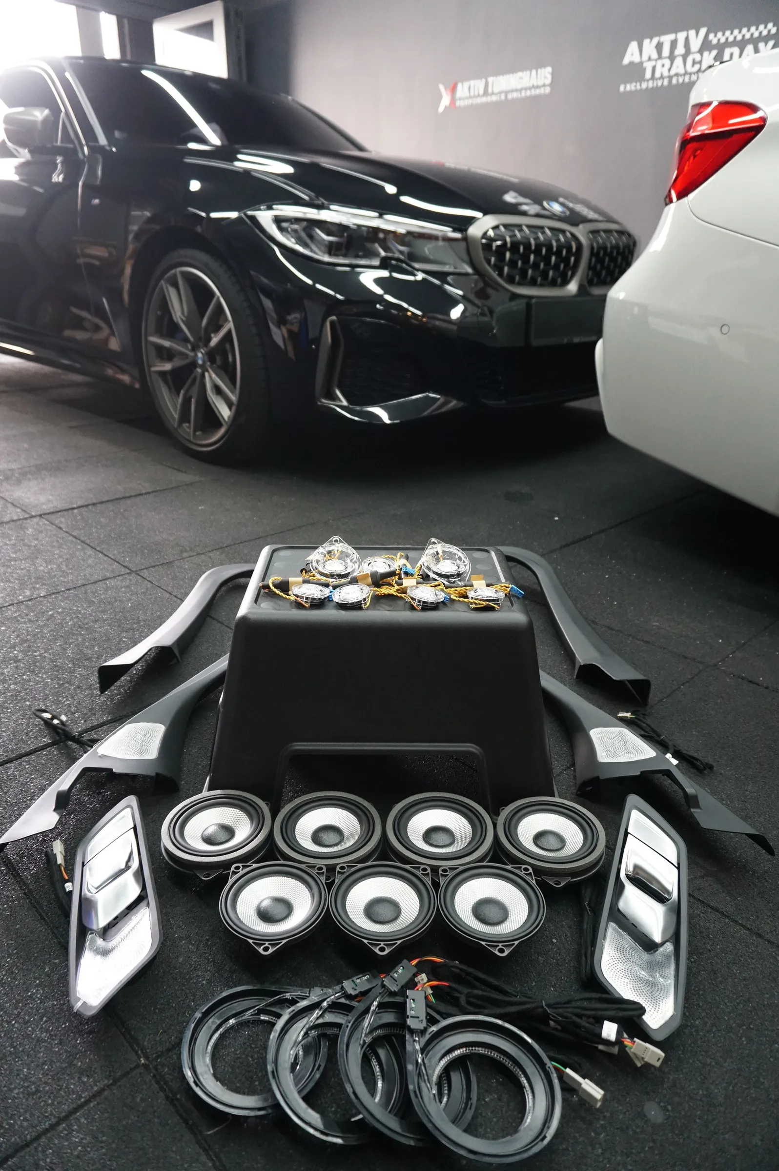 B&W Speakers with Interior Ambient Lighting (G20 H/K - M340i)