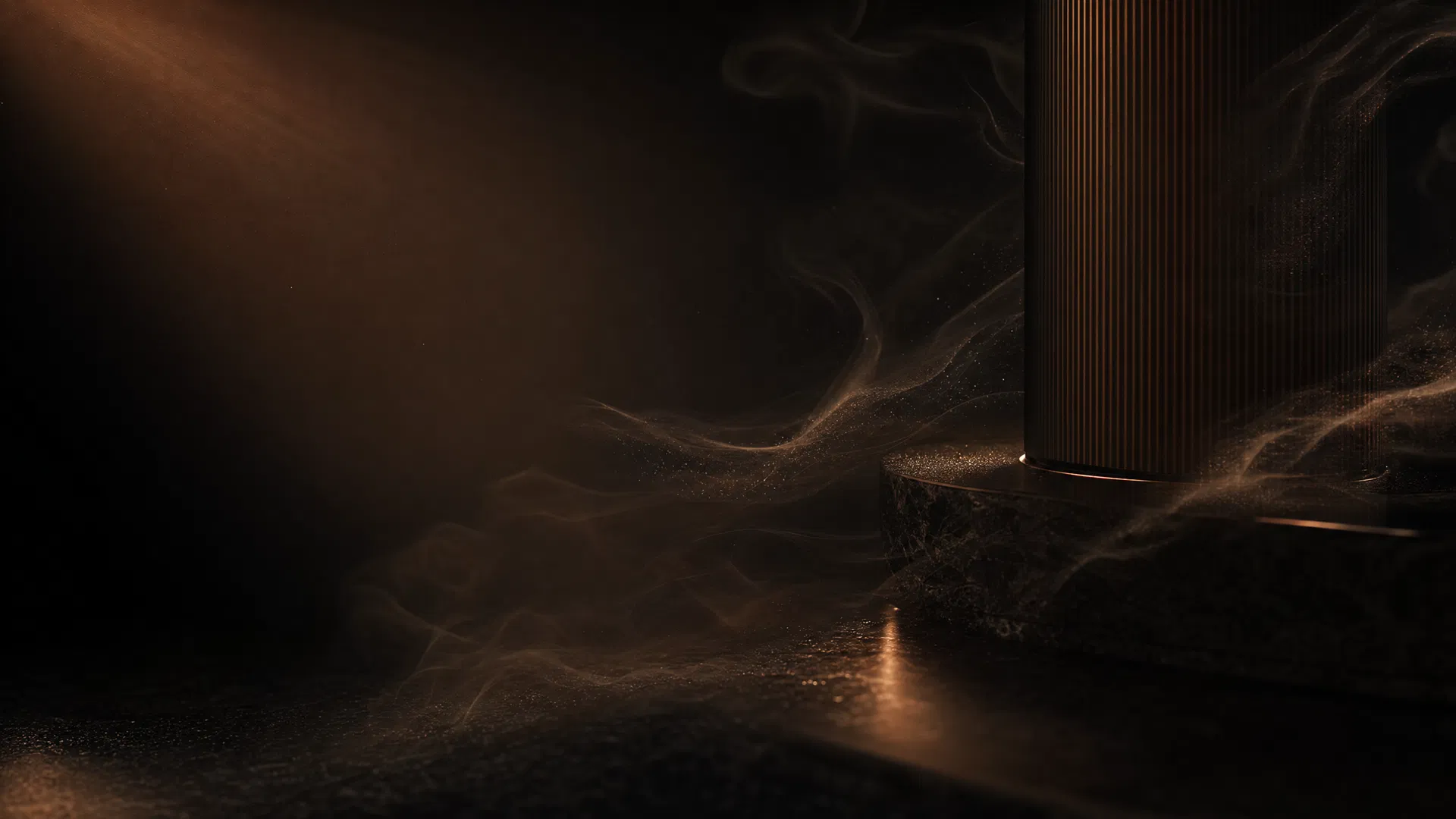 Dunkle Bar-Atmosphäre mit kupfernem Licht und feiner Duftstimmung