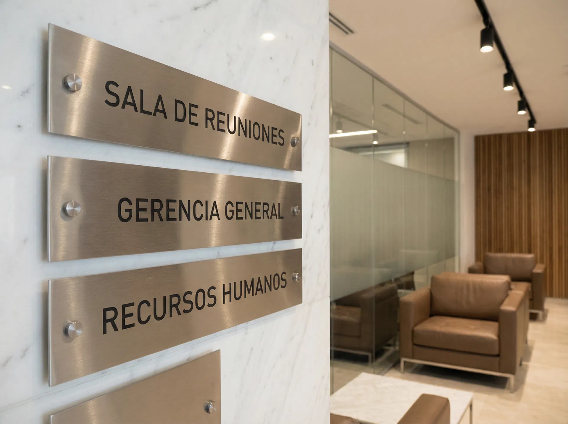 Señalética corporativa grabada con láser en acero inoxidable