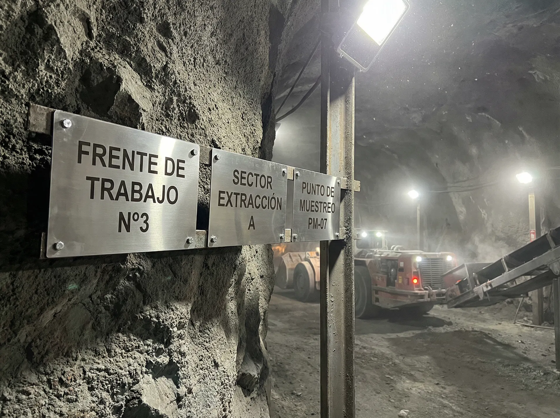 Placas de identificación de frentes de trabajo y sectores de extracción en mina subterránea