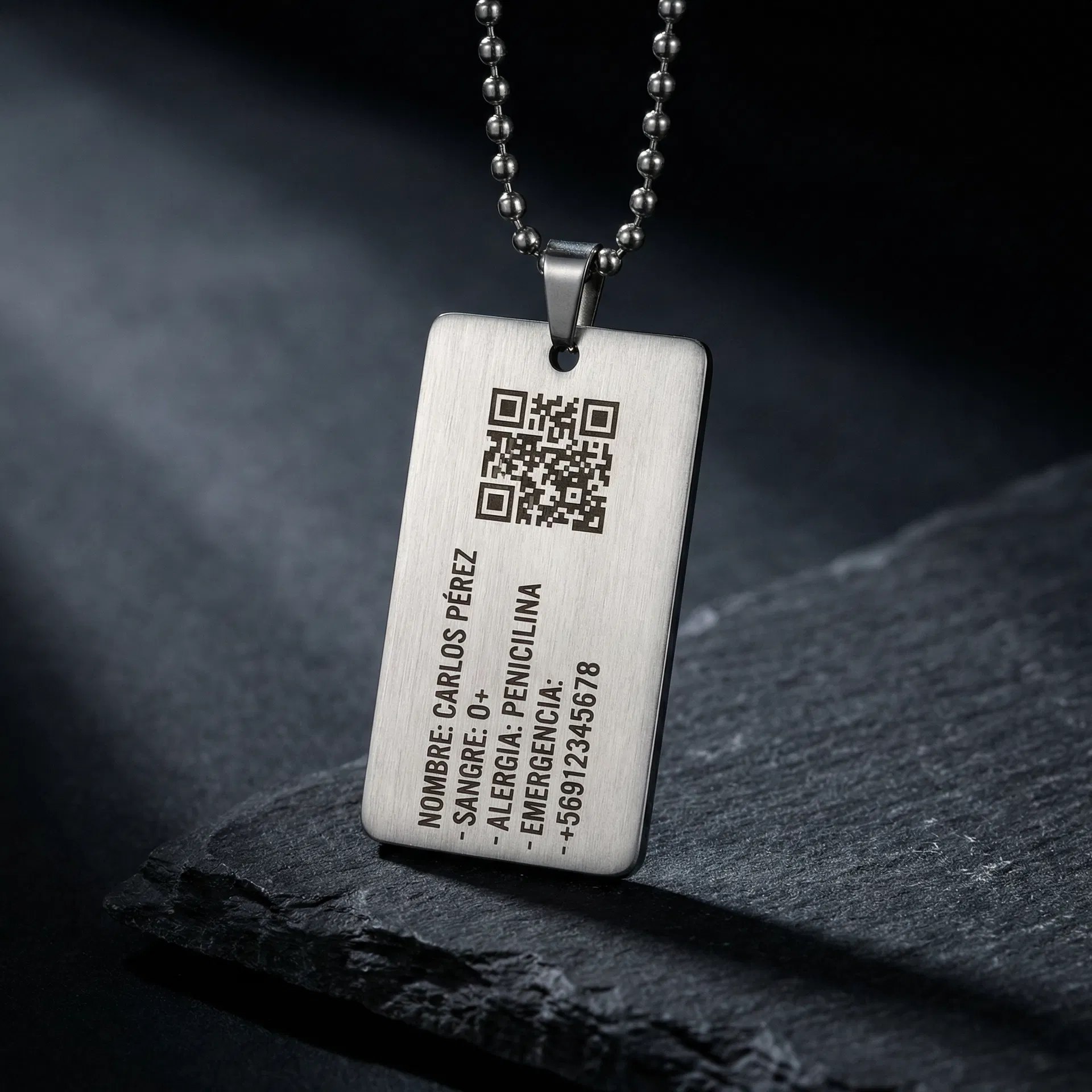 Colgante dog tag médico en acero 316L con información de salud y QR grabados en español