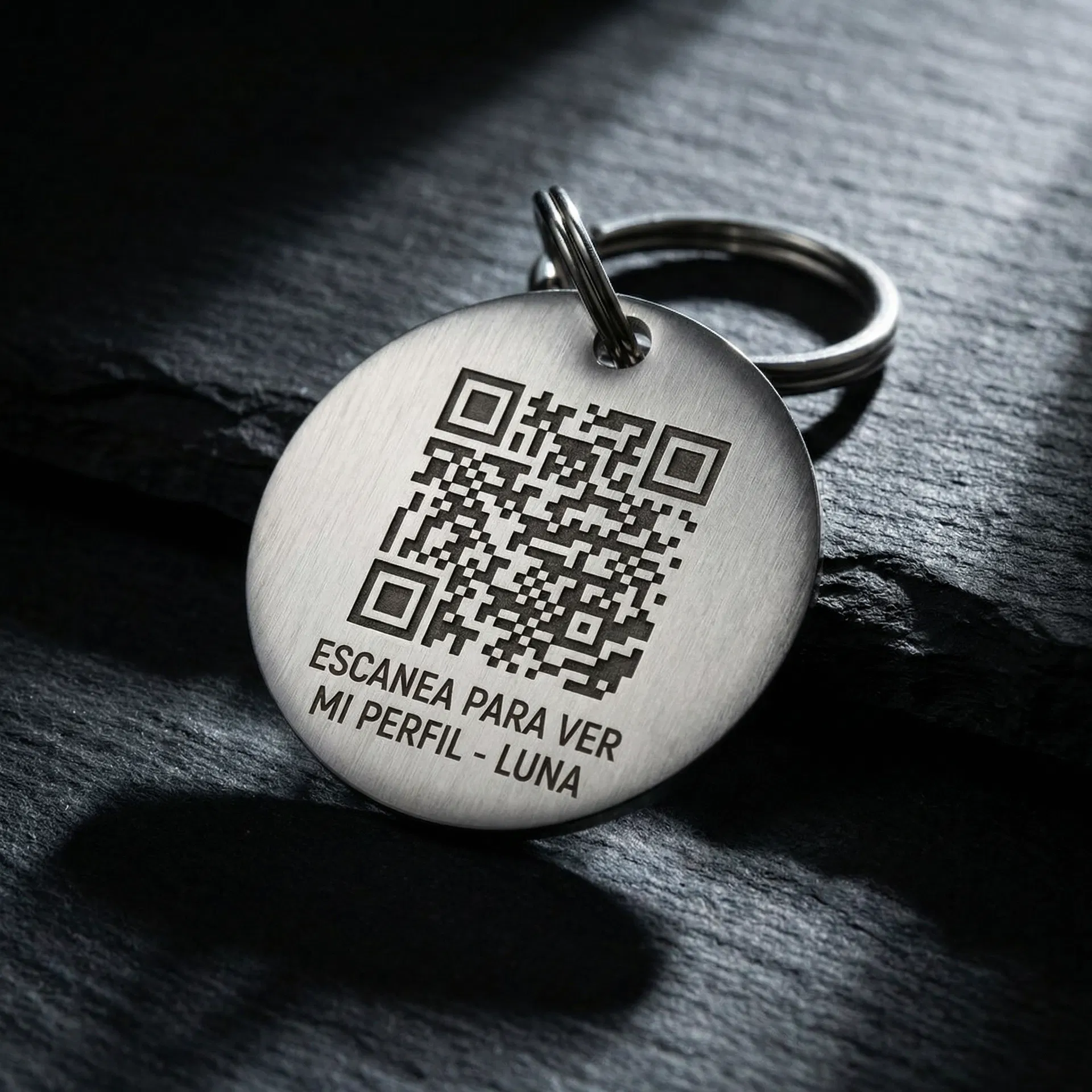 Placa QR inteligente para mascotas con código escaneable grabado en acero