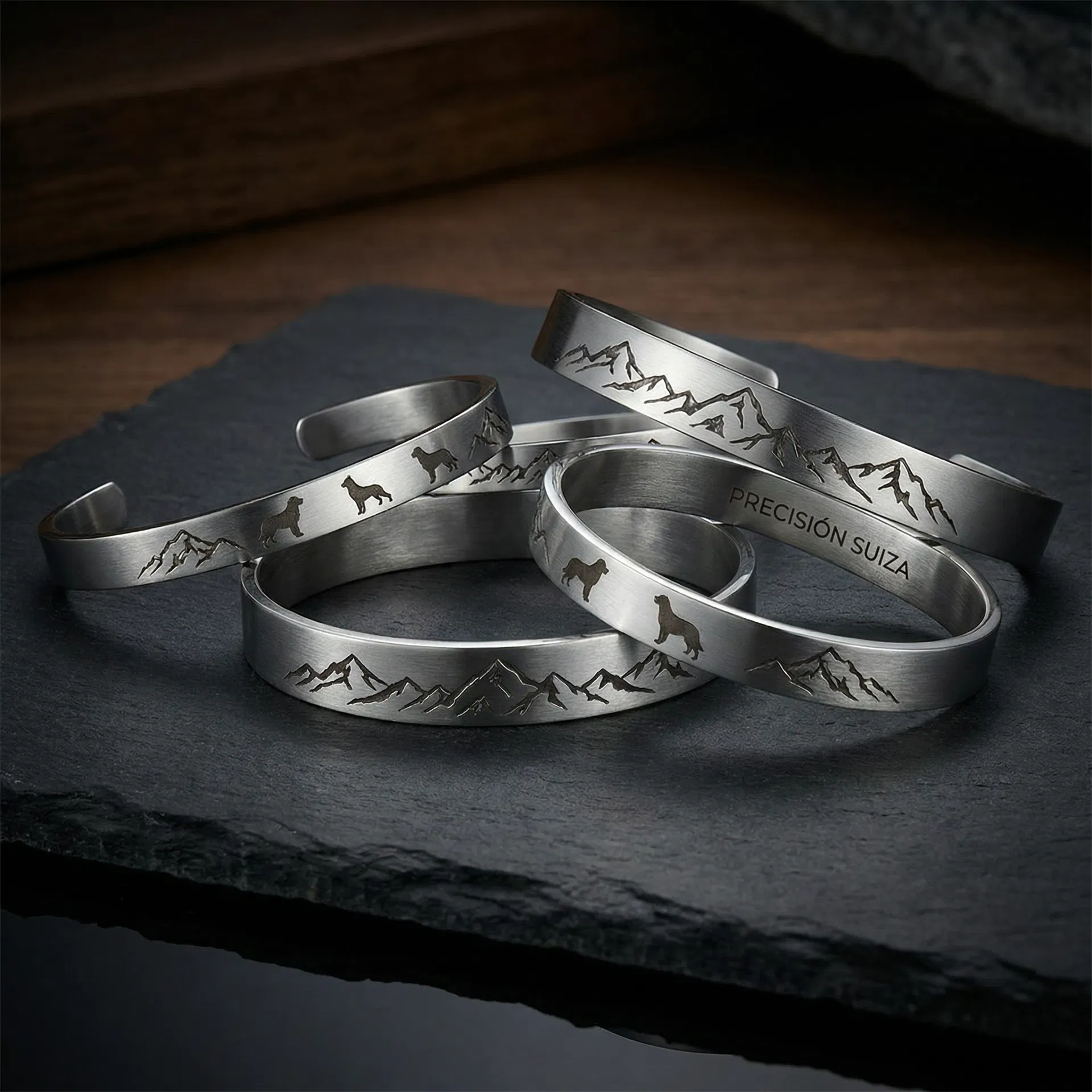Pulseras y brazaletes de acero inoxidable con motivos de montañas y perros grabados