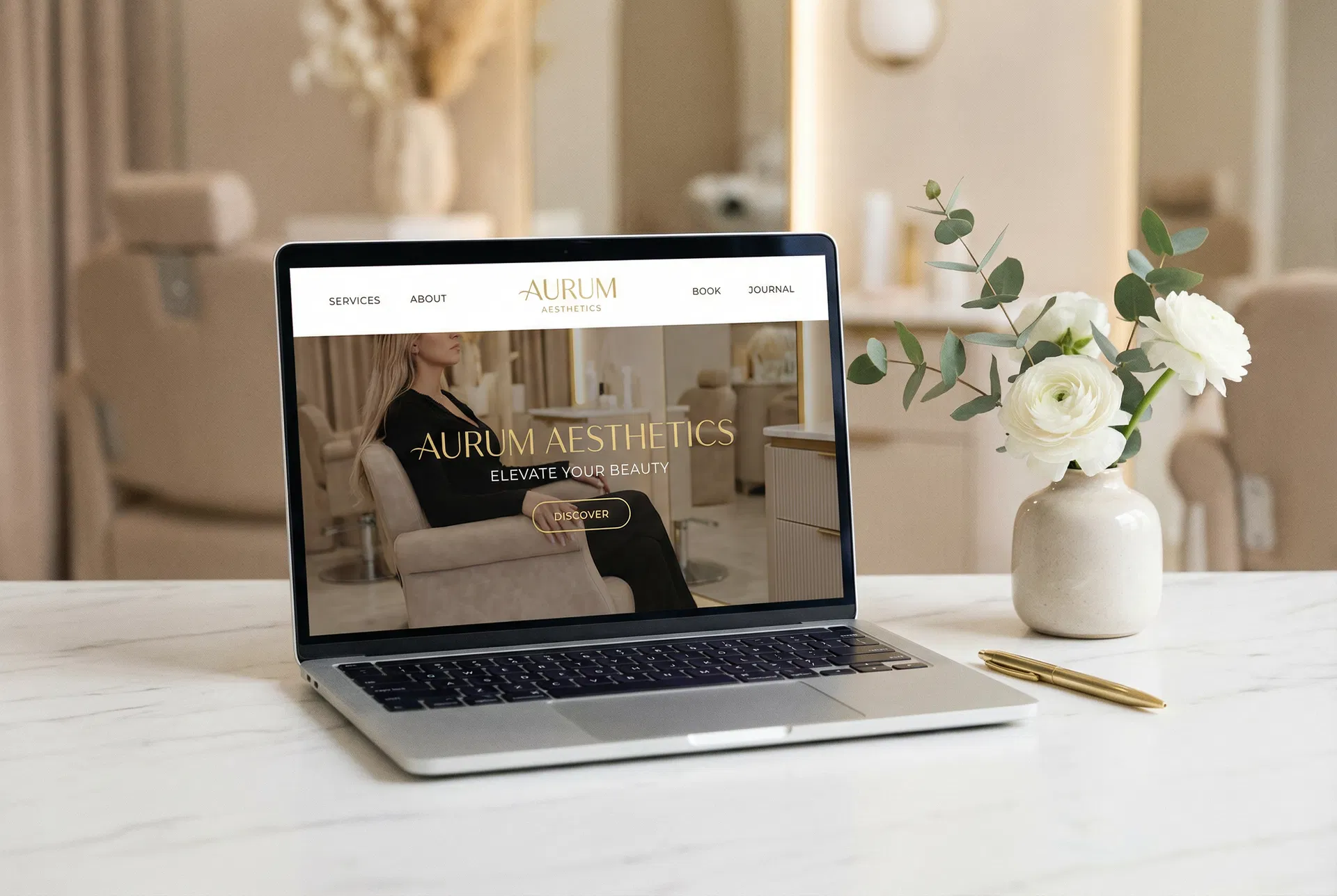 Laptop zeigt eine Premium-Beauty-Website mit "Aurum Aesthetics", symbolisiert den Bonus für die BB Glow Schulung.