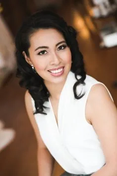 Lachende Frau mit gepflegtem Teint und Make-up, repräsentiert Erfolg nach einer BB Glow Schulung