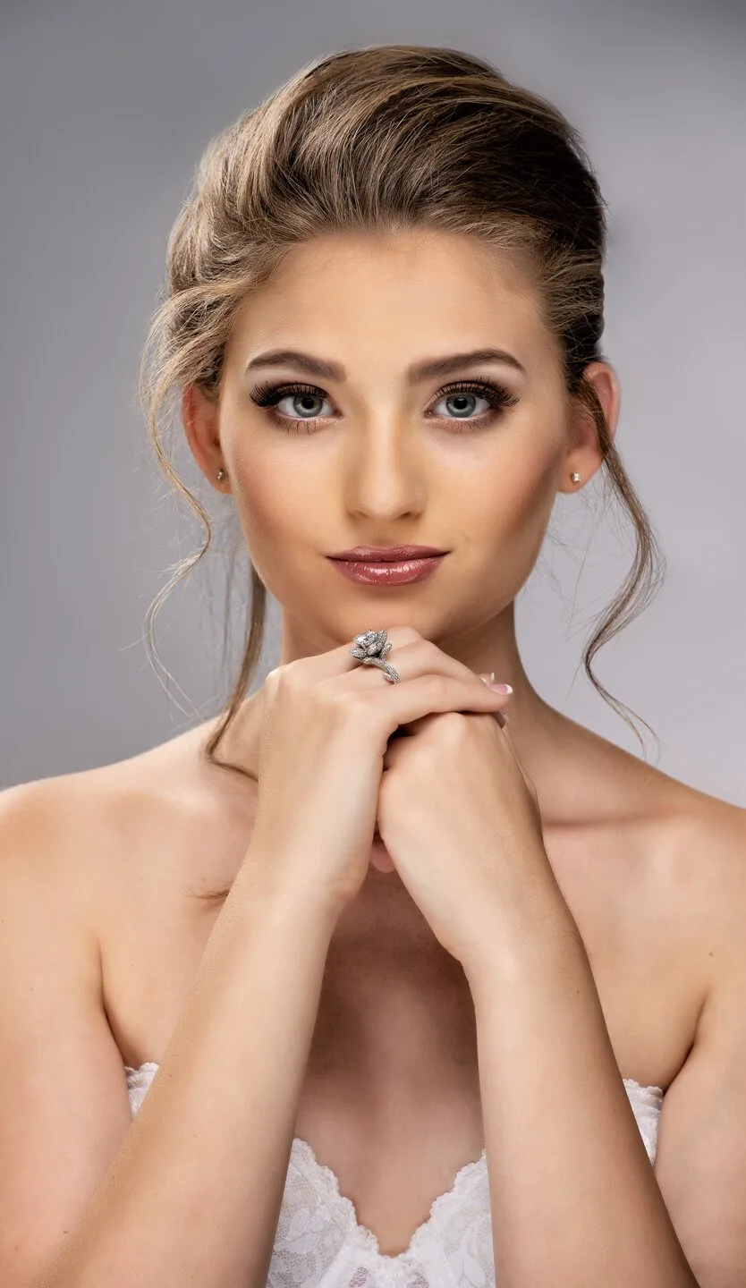 Nahaufnahme einer jungen Frau mit strahlendem Teint und natürlichem Make-up, die das Ergebnis einer BB Glow Behandlung zeigt