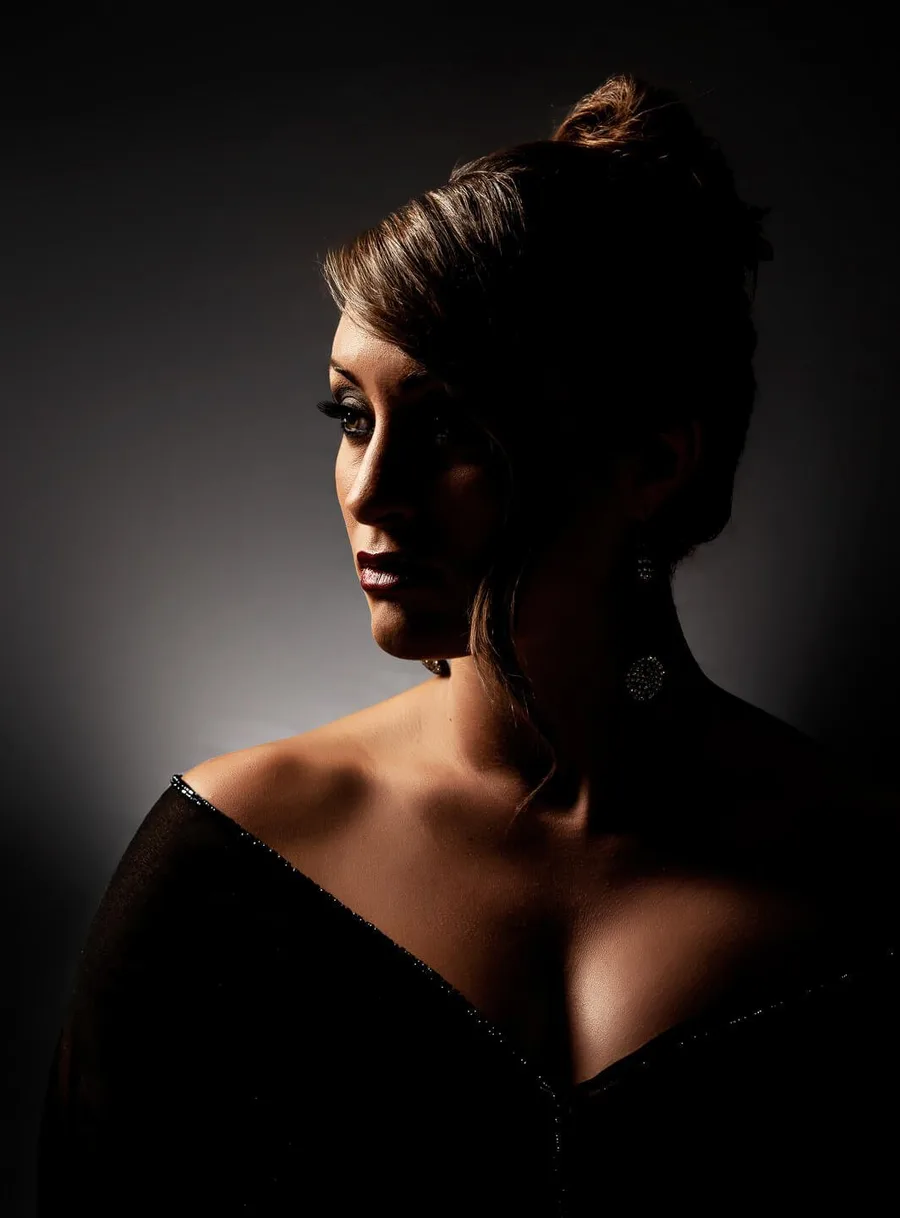 Elegantes Profil einer Frau mit makelloser Haut und ausdrucksstarkem Make-up, ideal für BB Glow Schulung