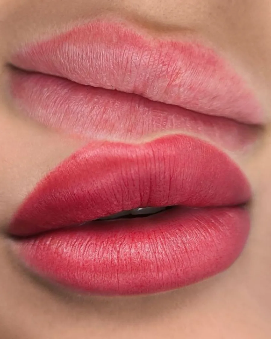 Vorher-Nachher-Vergleich von Lippen mit natürlicher Farbe und nach einer PMU-Lippenbehandlung mit intensiverem Rotton.