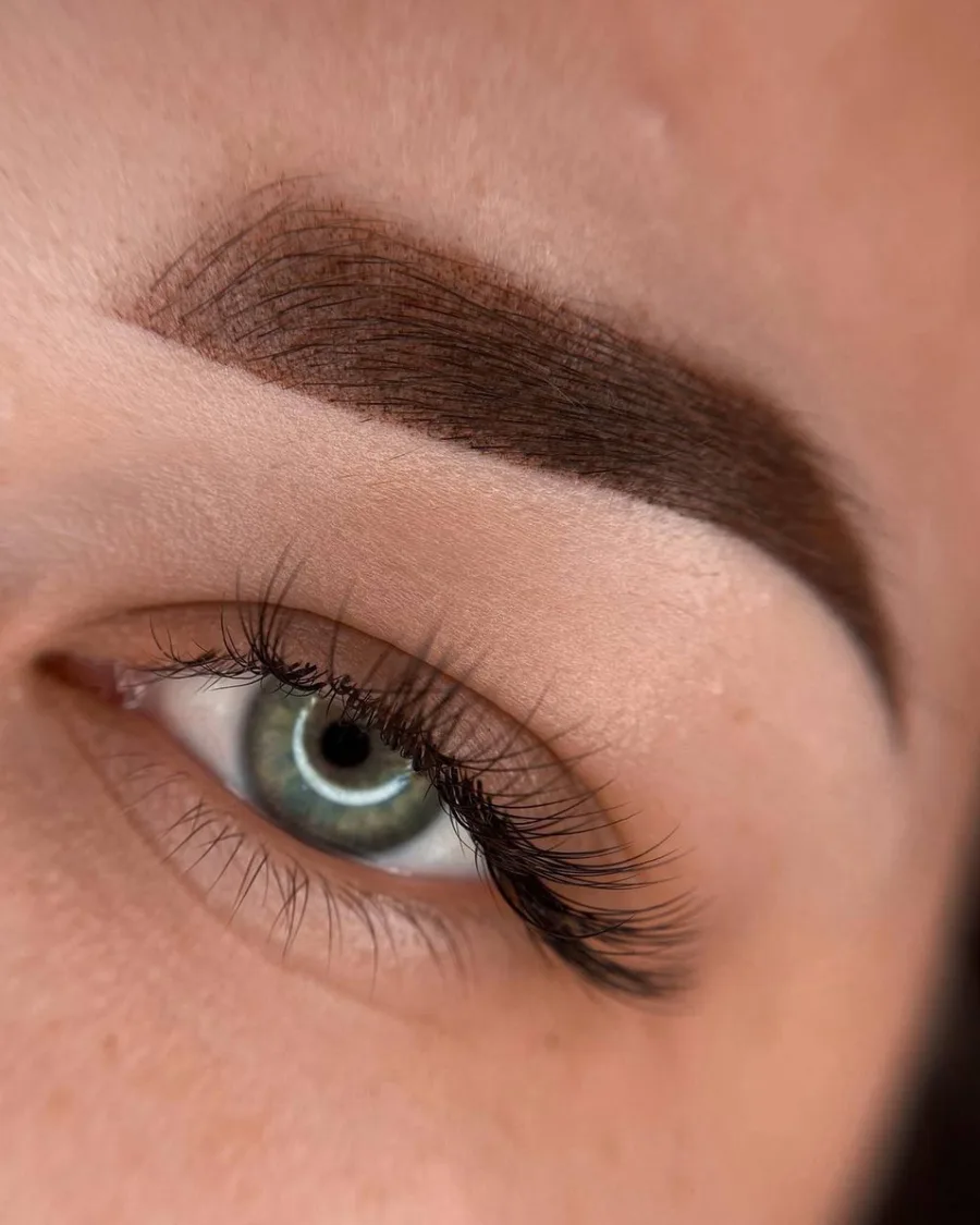 Nahaufnahme einer perfekt geformten Powder Brows Augenbraue nach einer PMU Schulung bei Maryélle Beauty Academy