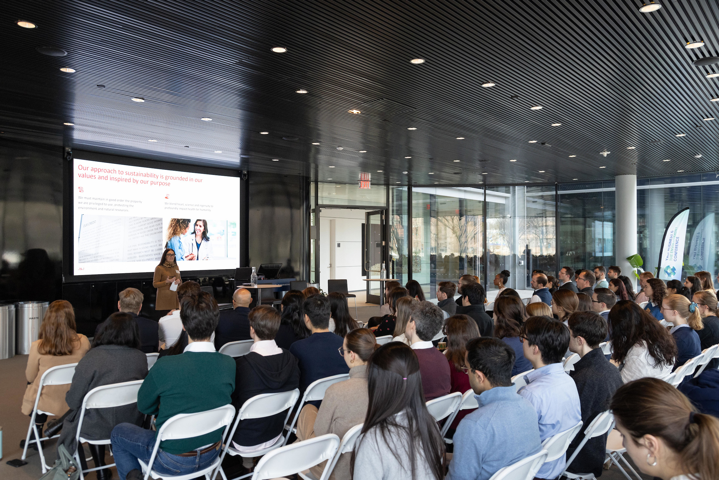 Проведен е семинар на тема „Екологични инициативи и оповестяване на информация“ за ръководители