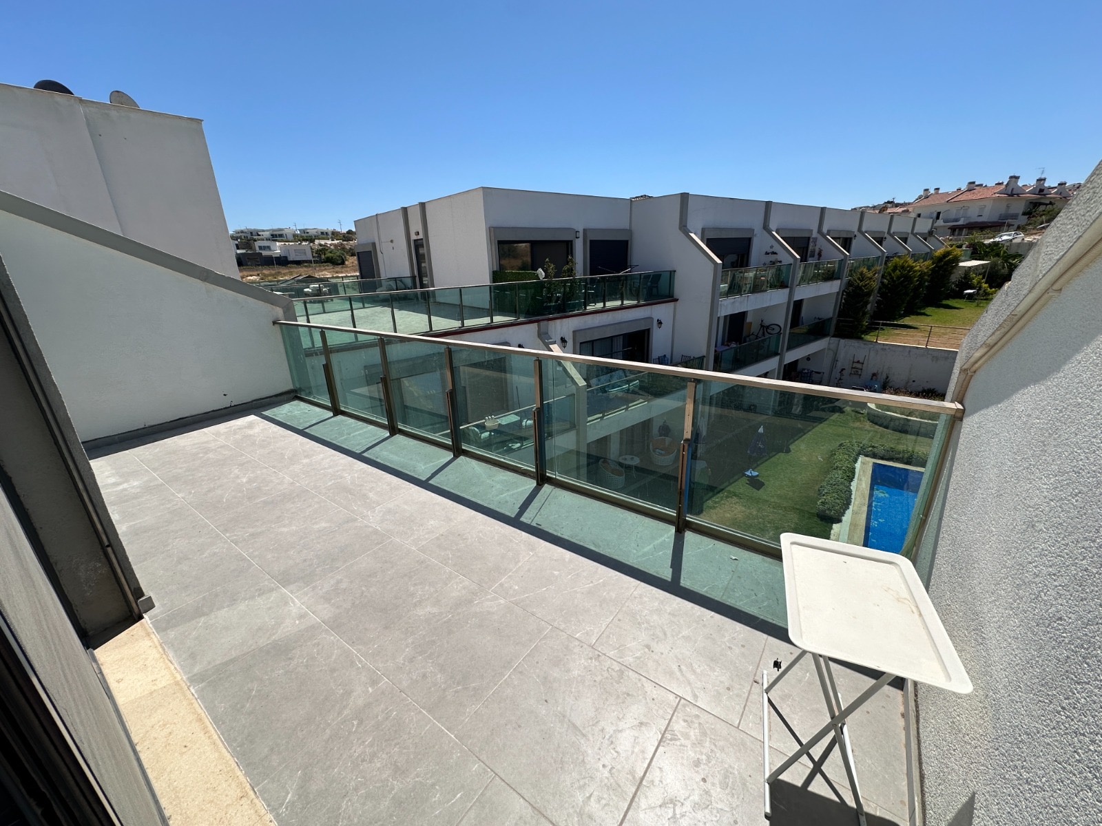 İzmir/çeşme dalyanda denize 50 metre mesafede site içinde 1+1 teraslı daire