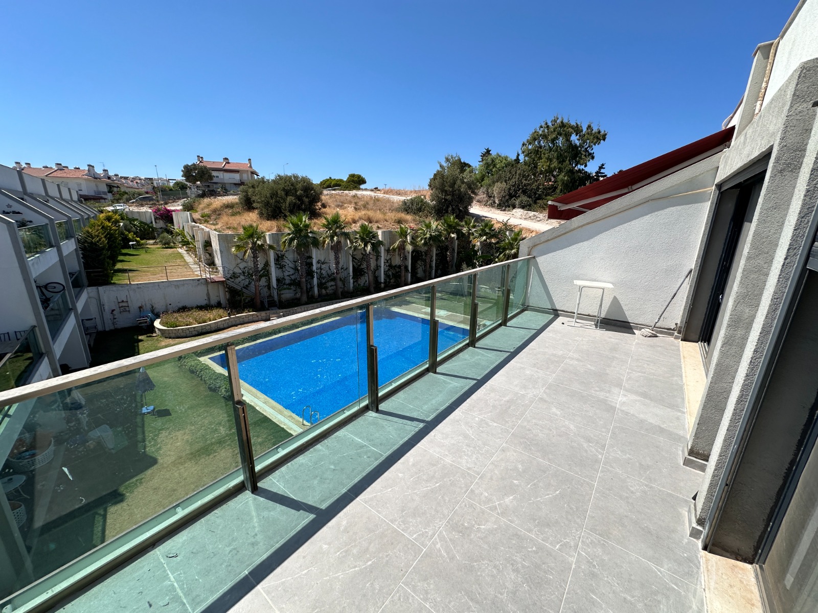 İzmir çeşme dalyanda 1+1 teraslı ,site içerisinde havuzlu denize 50 metre mesafede full eşyalı
