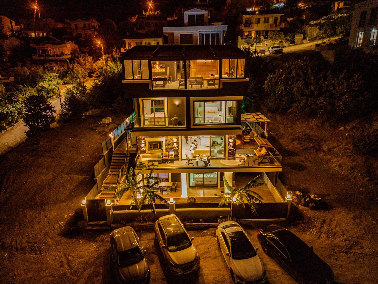 İzmir Seferihisar‘da deniz manzaralı, yüzme havuzlu, saunalı, jakuzili, 4 + 2 müstakil villa